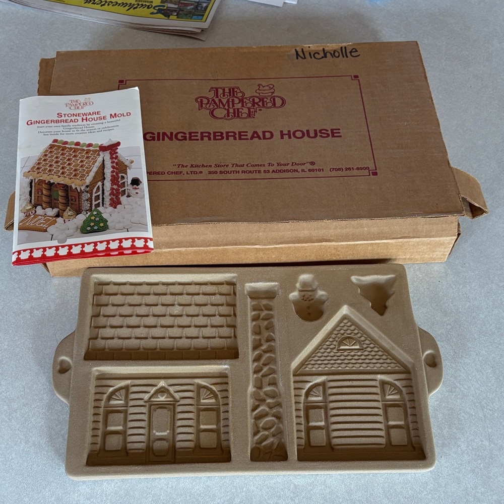 The Pampered Chef Stoneware Gingerbread House Mold Like New
